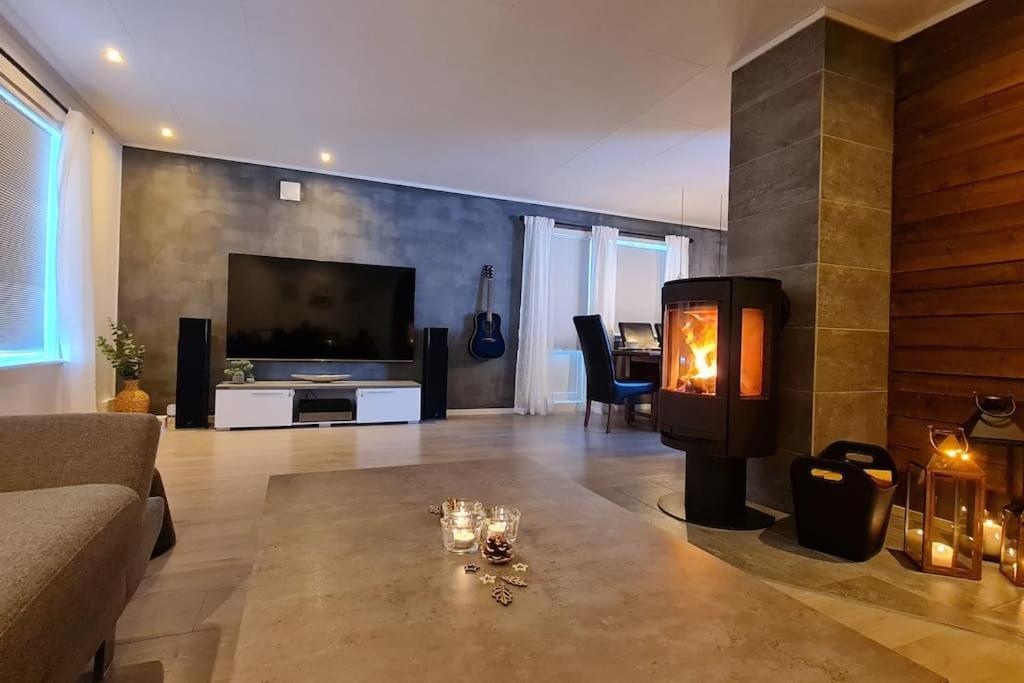 Arctic Lodge Tromvik With Jacuzzi Tromso Bagian luar foto