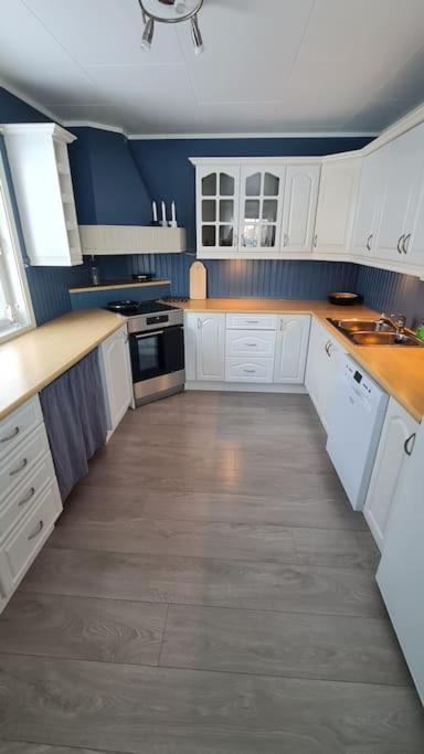 Arctic Lodge Tromvik With Jacuzzi Tromso Bagian luar foto