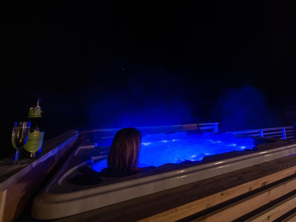 Arctic Lodge Tromvik With Jacuzzi Tromso Bagian luar foto