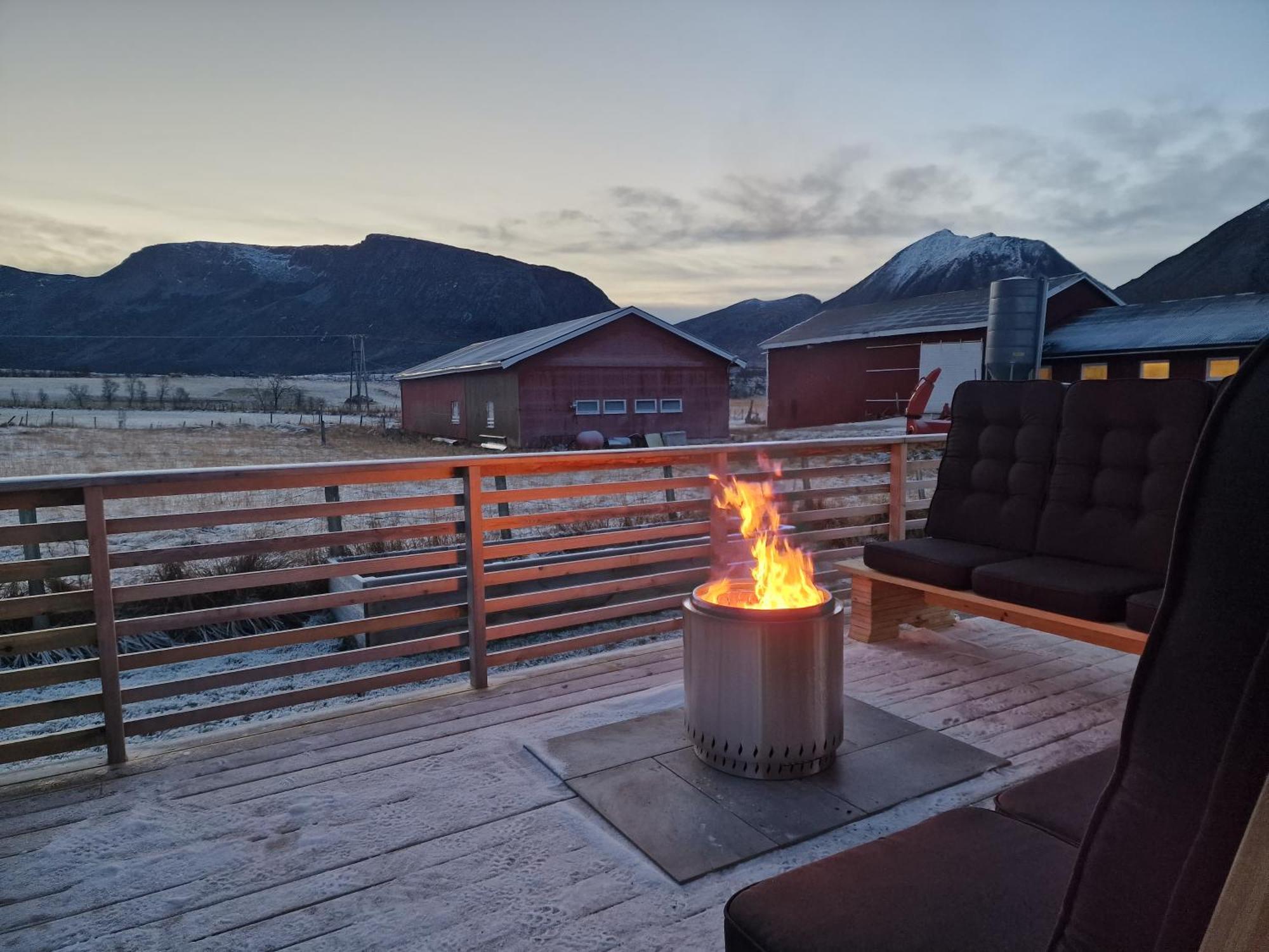 Arctic Lodge Tromvik With Jacuzzi Tromso Bagian luar foto