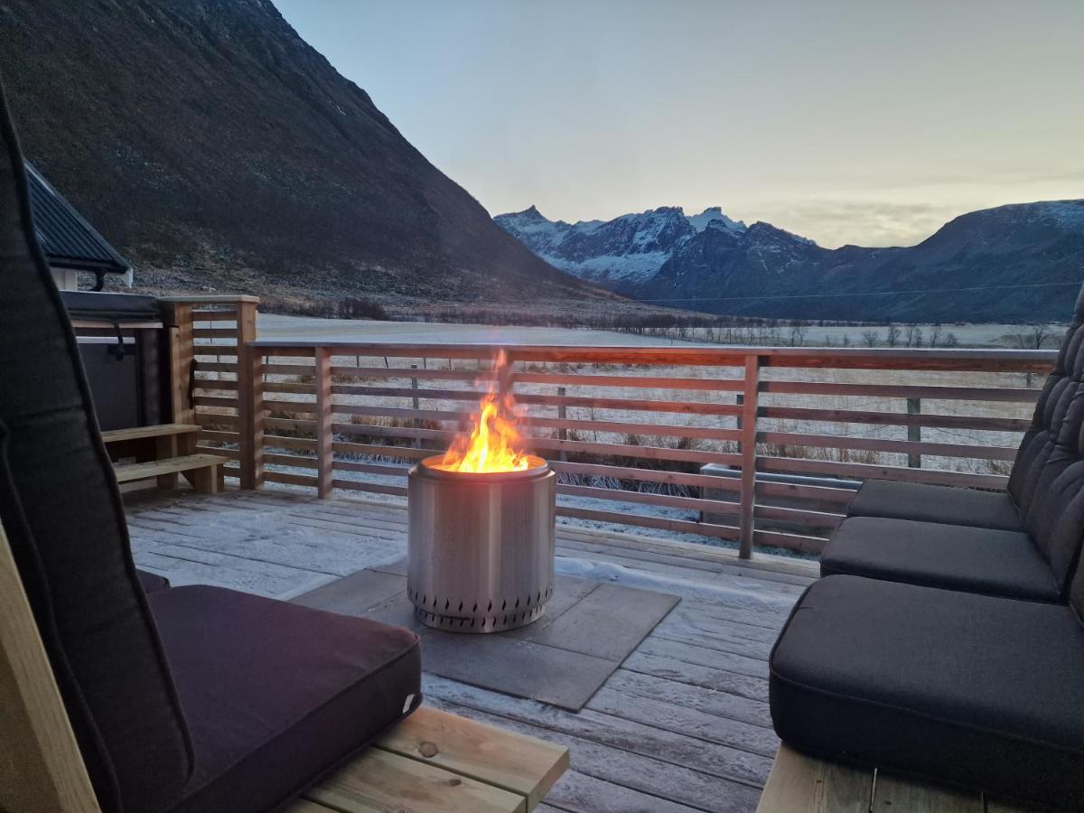 Arctic Lodge Tromvik With Jacuzzi Tromso Bagian luar foto